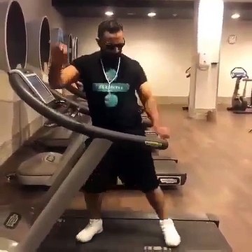 احمد سعد يثير الجدل بطريقته في تنفيذ تحدي رقصة كيكي.. شاهدوا ماذا فعل