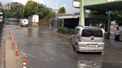Yağmur nedeniyle yollar göle döndü, sürücüler zor anlar yaşadı