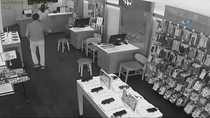 İnternete Bağlanamayınca Pompalı Tüfekle İş Yeri Bastı...o Anlar Kamerada