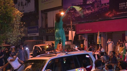 مؤيدو عمران خان يحتفلون بفوزه وباكستان تواجه فوضى انتخابية