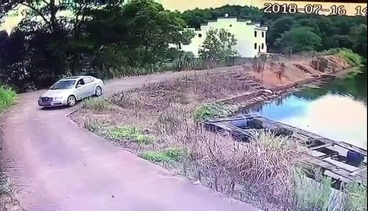 Petite marche arrière ratée à coté d'un étang