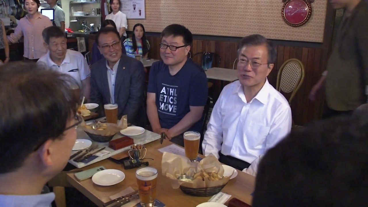 문 대통령 '퇴근길 시민과 대화'..."최저임금 편하게 말해달라" / YTN