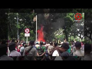 Demo Buruh 1 Mei 2017, Karangan Bunga Balai Kota di Bakar