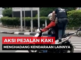 Viral, Video Pejalan Kaki Menginjak Kendaraan Yang Melanggar