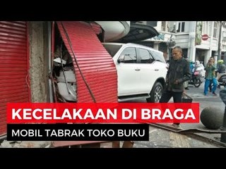 Pengemudi Diduga Mengantuk, Mobil Fortuner Tabrak Toko Buku