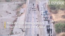 Cientos de inmigrantes cruzan la valla de Ceuta rociando con cal viva a la Guardia Civil