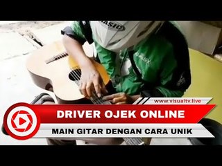 Keren! Pengemudi Gojek Main Gitar dengan Cara Unik