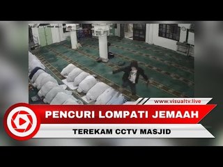 Lompati Jemaah Saat Sujud, Maling Ini Terekam CCTV di Masjid
