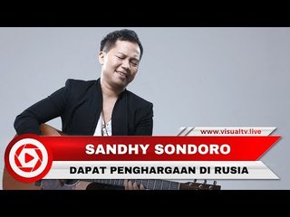 Penyanyi Indonesia, Sandhy Sondoro, Terima Penghargaan Musik Populer di Rusia