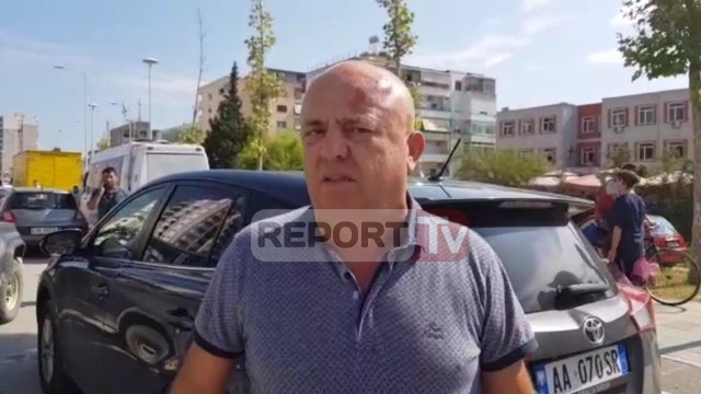 Report Tv - Përplasje para gjykatës në Vlorë mes 10 personave për guroren, 2 të lënduar