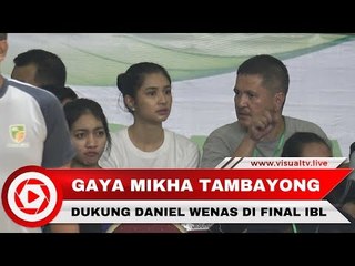 Gaya Mikha Tambayong Dukung Daniel Wenas di Final Kedua IBL 2018