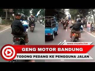 Meresahkan! Geng Motor Bandung Todongkan Pedang di Jalan