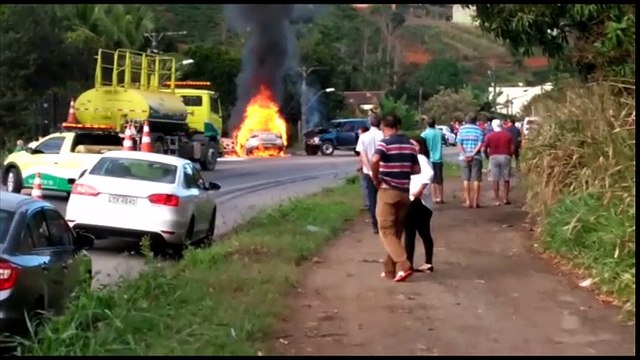 Carro pega fogo após batida e uma pessoa morre carbonizada em Ibiraçu