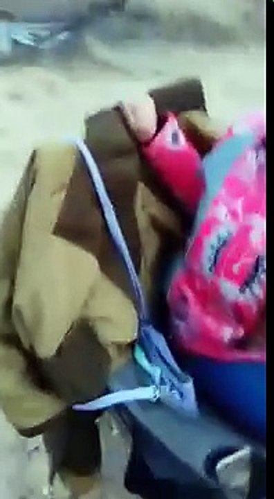 Régis tente de sortir une voiture bloquée dans le sable au bord de l’eau