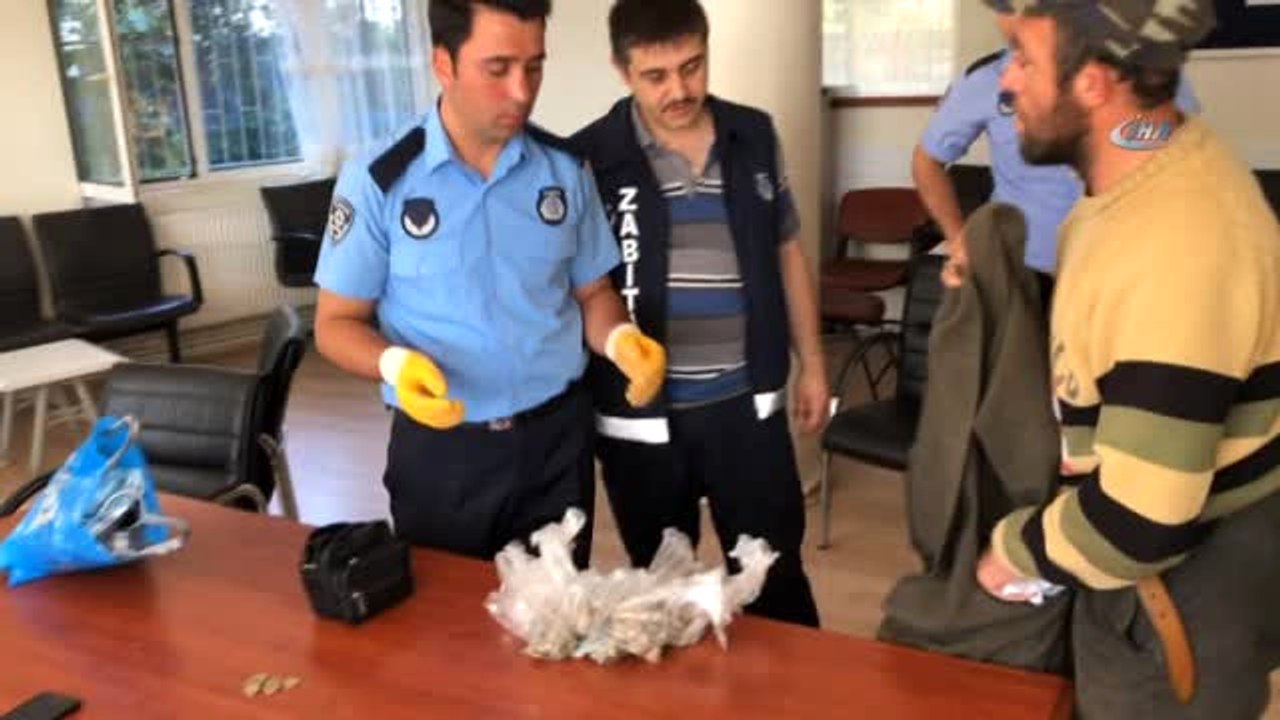 Gezgin Dilencinin Her Yerinden Madeni Para Fışkırdı