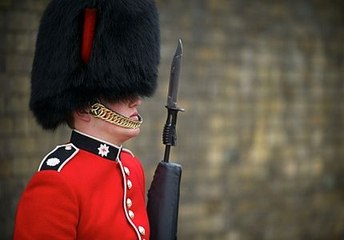 Un garde anglais pousse violemment une touriste japonaise