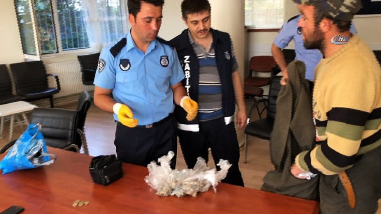 Gezgin dilencinin her yerinden madeni para fışkırdı