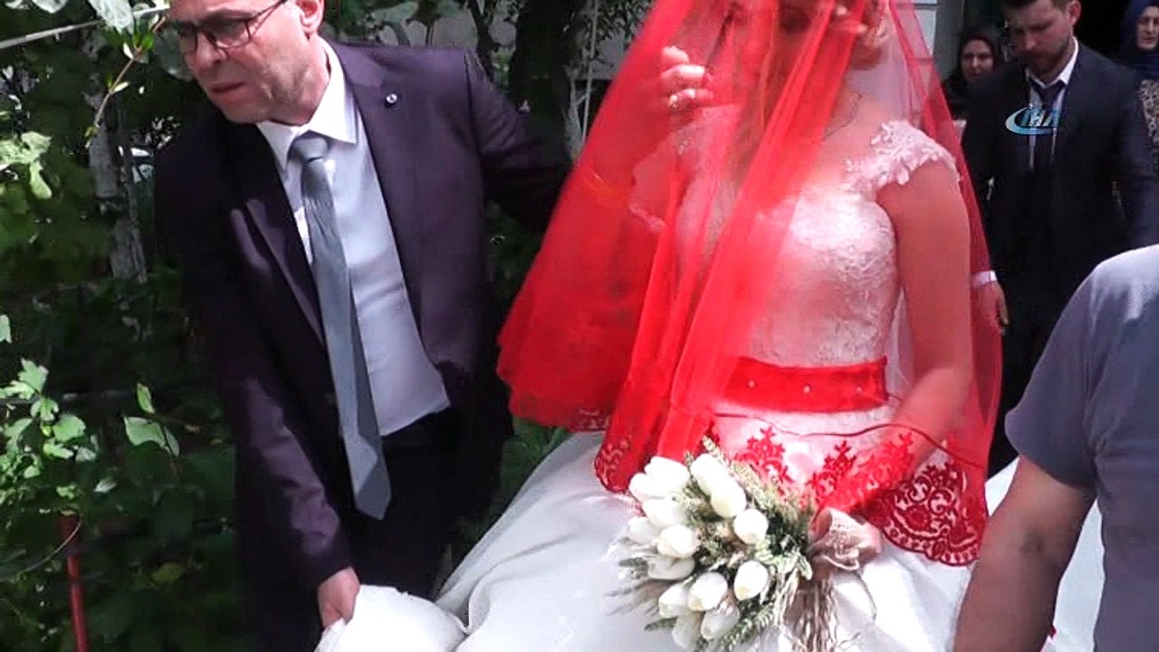 Önce una bulandı, sonra yumurta pişirdi, halatla gelin arabası çekti, keçi yakalayıp süt sağdı... Canından bezen damat çatıya çıktı