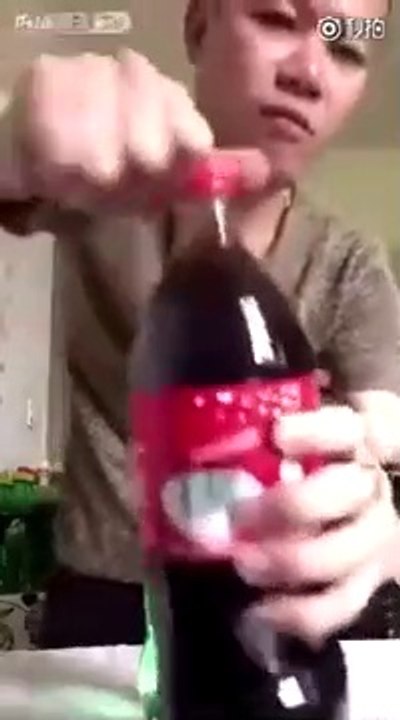 Cet ado boit 4 bouteilles de soda en 1 minute... Dingue