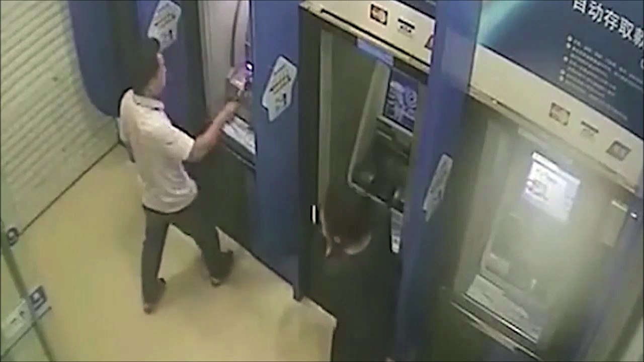 Un fou détruit tous les distributeurs automatiques à coup de marteau