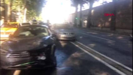 İstanbul Dolmabahçe'de İki Araç Kafa Kafaya Çarpıştı 2 Yaralı-1