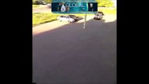 فيديو اصطدام سيارة بعامود في موقف للسيارات بطريقة غريبة