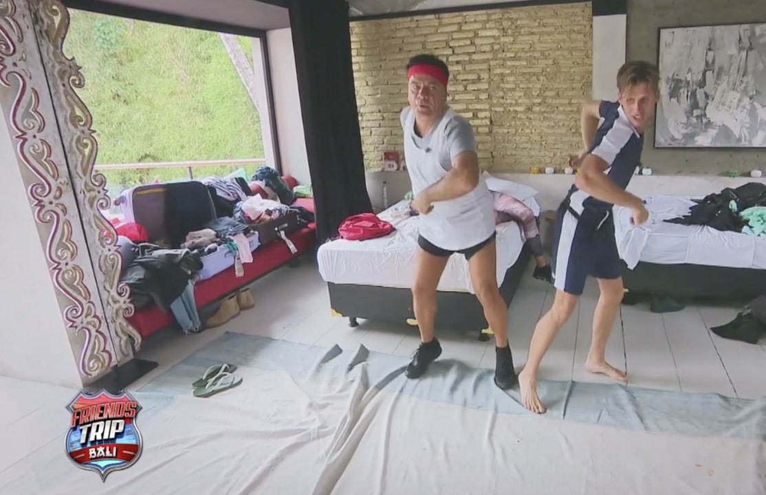 Benoît Dubois danse sur du M.Pokora avec Dodo (Friends Trip) - ZAPPING TÉLÉRÉALITÉ BEST OF DU 16/08/2018