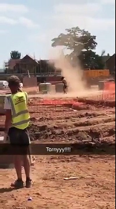 Tornade sur un chantier : il saute à travers !! Cet ouvrier est fou...