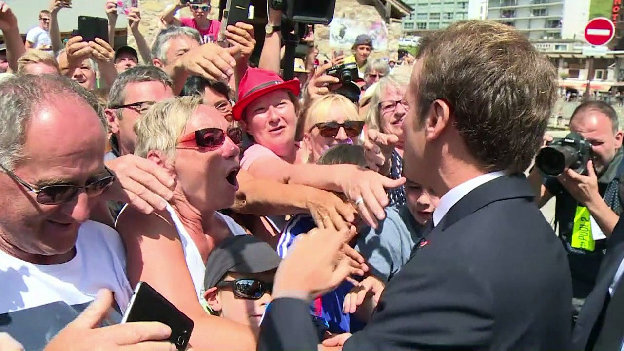 Macron en visite dans les Pyrénées en pleine af...