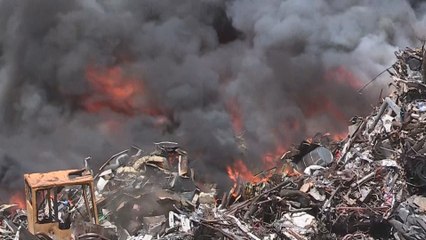 Un incendio en Dos Hermanas (Sevilla) origina una gran columna de humo