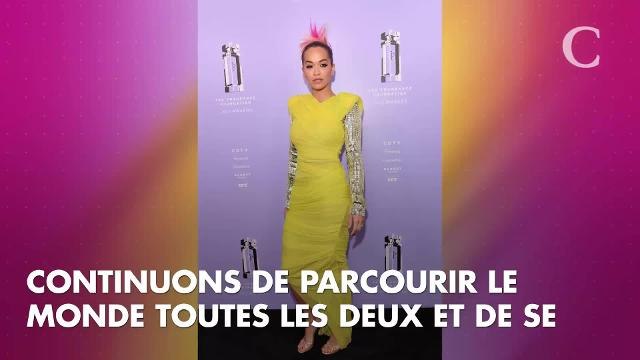 PHOTO. Rita Ora soulève son t-shirt et apparaît topless