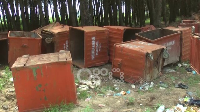 Ora News - Mbetjet urbane digjen në mes të masivit me pisha të Kavajës