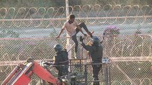 Centinaia di migranti entrano violentemente a Ceuta