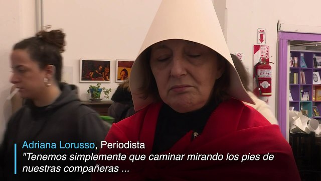 Vestidas como “El cuento de la criada” piden aborto legal
