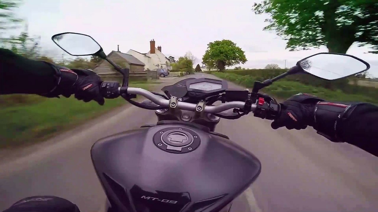 Ce motard rate son virage à grande vitesse et se prend la gamelle de sa vie