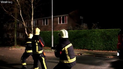 Regardez qui vient aider les pompiers en pleine intervention... Adorable