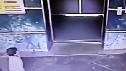 Regardez comment cette maman sauve son enfant