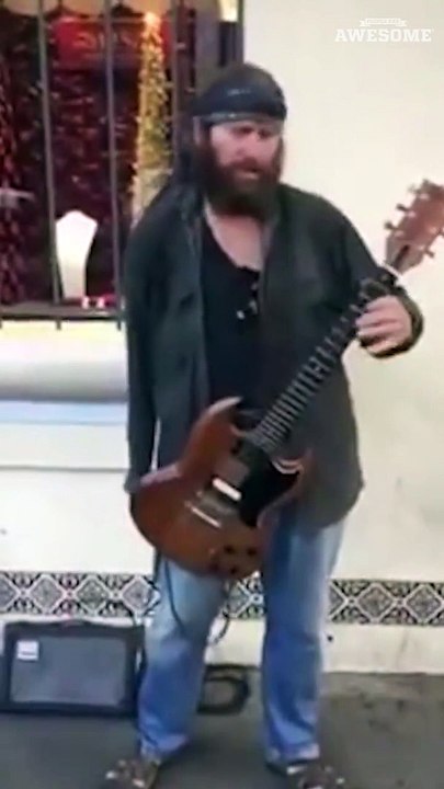 Jouer du Hendrix à la guitare avec une main... Surdoué