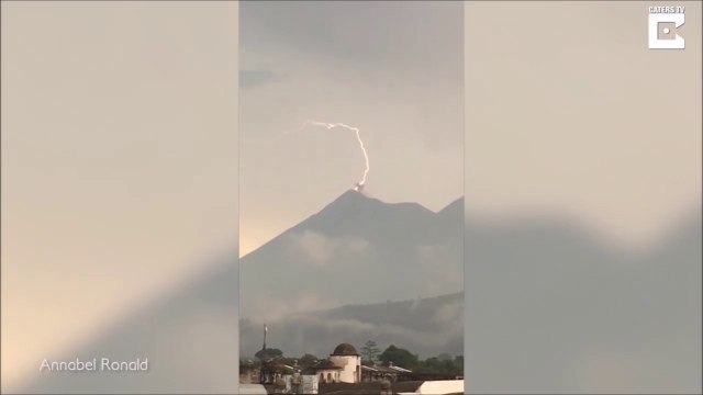 Quand la foudre frappe un volcan en eruption