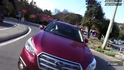 Un conducteur veut ecraser un cycliste qui lui a coupé la route