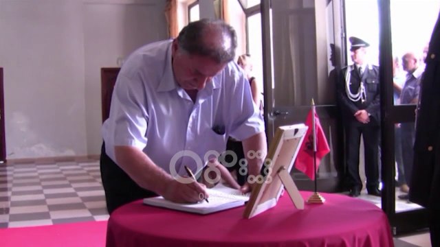 Ora News - I jepet lamtumira policit që vdiq nga aksidenti në Kuçovë, në homazhe edhe Ardi Veliu