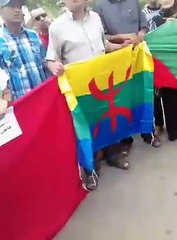 Des dizaines de Marocains réclament l’ouverture de la frontière avec l’Algérie