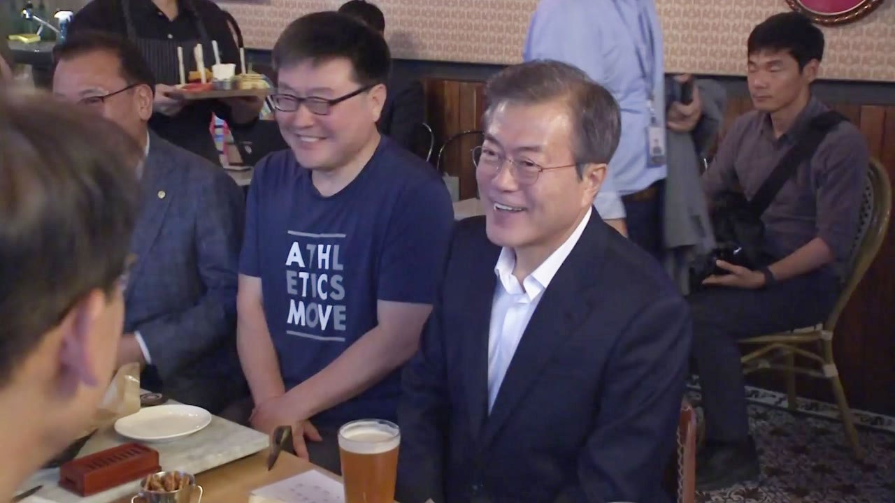 문 대통령, 광화문 호프집 깜짝 방문..."구조 개혁 결국 사회 전체 도움" / YTN