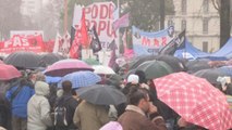 Argentinos se manifiestan contra cambios en las fuerzas armadas