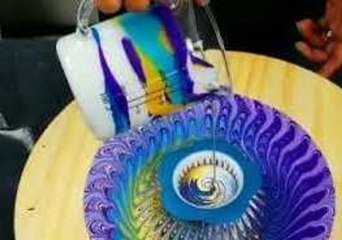 Artist Creates Transfixing Pattern Using Paint-Pouring