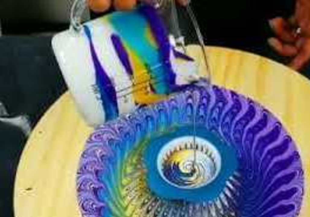 Artist Creates Transfixing Pattern Using Paint-Pouring