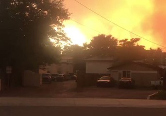 Tải video: Sky Turns Orange as Carr Fire Bears Down on Redding, California