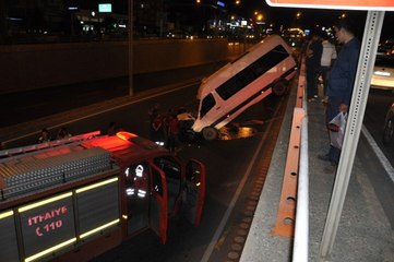 El Frenini Çekmeyi Unutunca Minibüsü Alt Geçide Uçtu