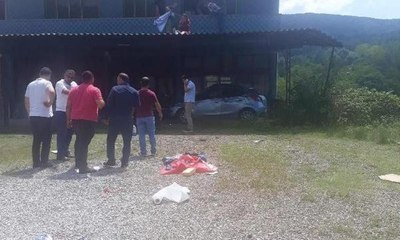 Otomobilden savrulup balkon saçağına uçtu