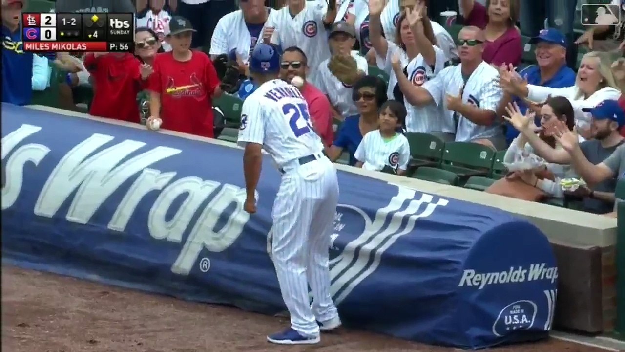 Un homme vole la balle de baseball destinée à ce garçon